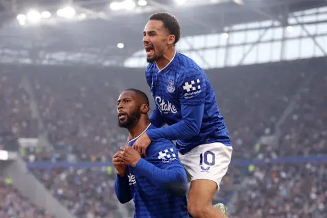 Everton spank Chelsea as crisis continues