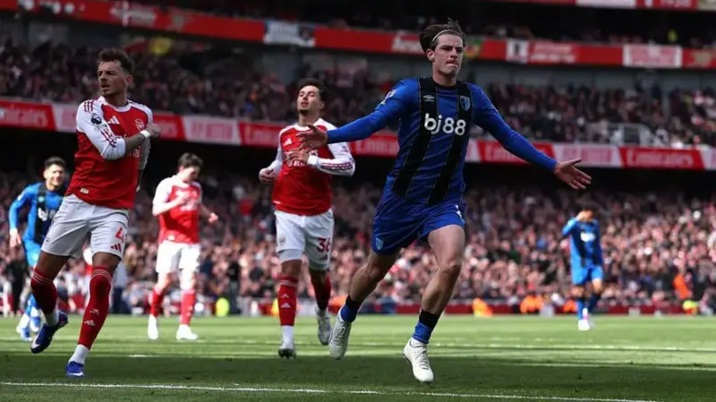 Bournemouth blow title race wide open with victory at nervous Arsenal