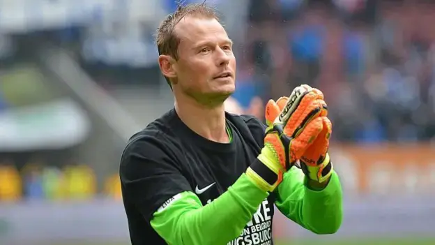 Former Arsenal keeper Manninger dies after car hit by train