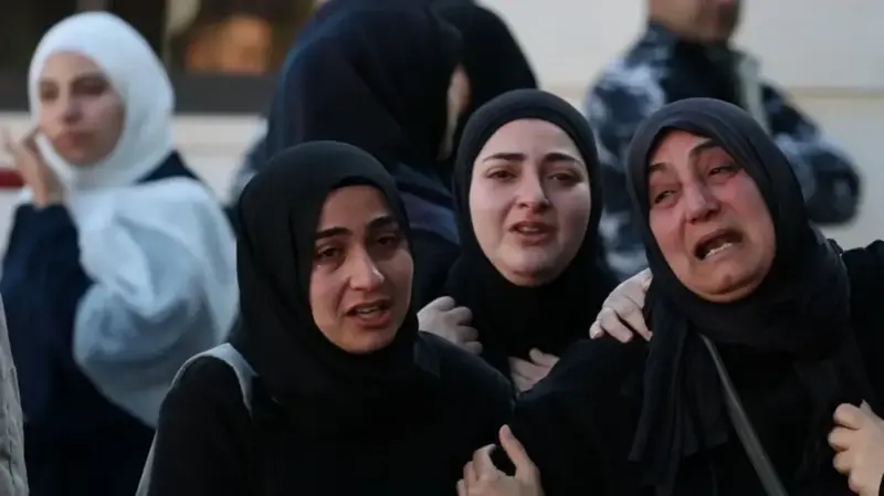 Israel steps up strikes on Lebanon and Hezbollah attacks continue as talks loom