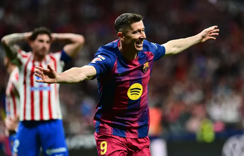 Late Lewandowski goal helps Barca beat 10-man Atleti to move seven points clear