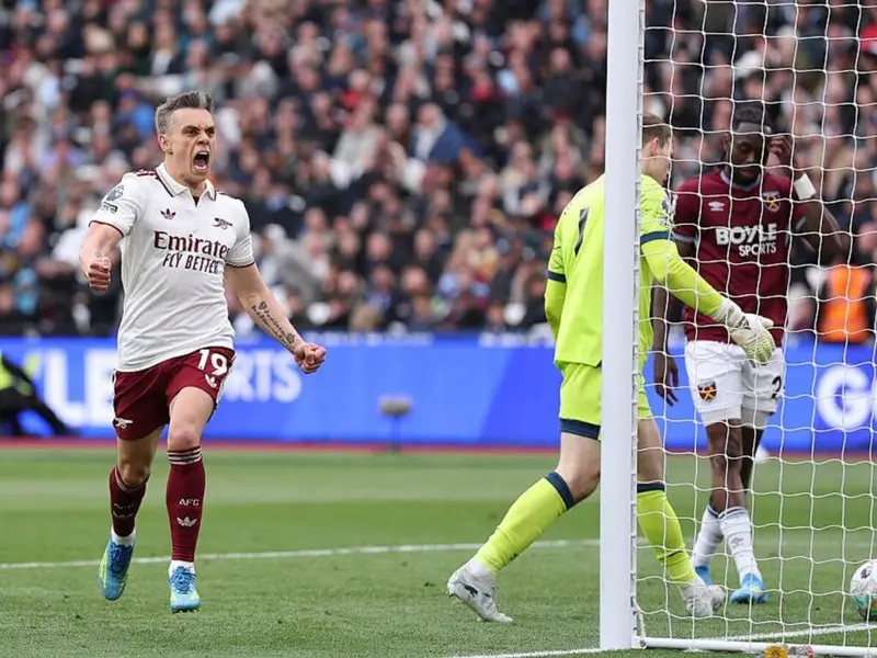 Arsenal snatch dramatic win as VAR breaks West Ham hearts in stoppage time