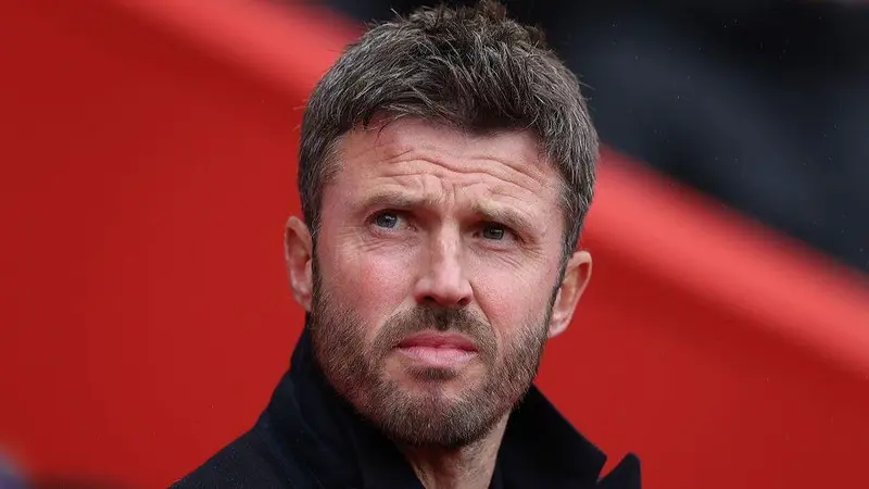 Carrick in talks over two-year Man Utd contract
