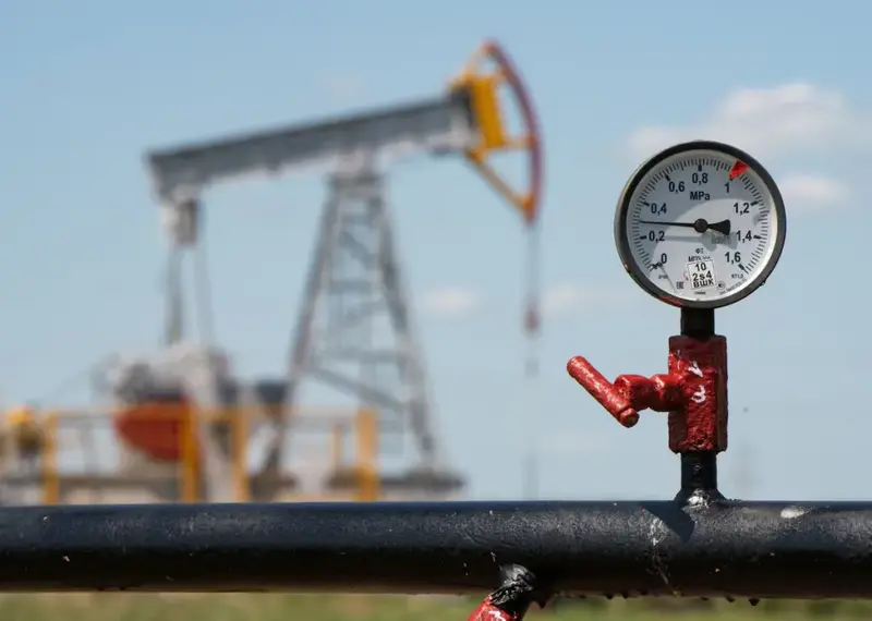 Oil up slightly ahead of long US weekend as peace efforts hold