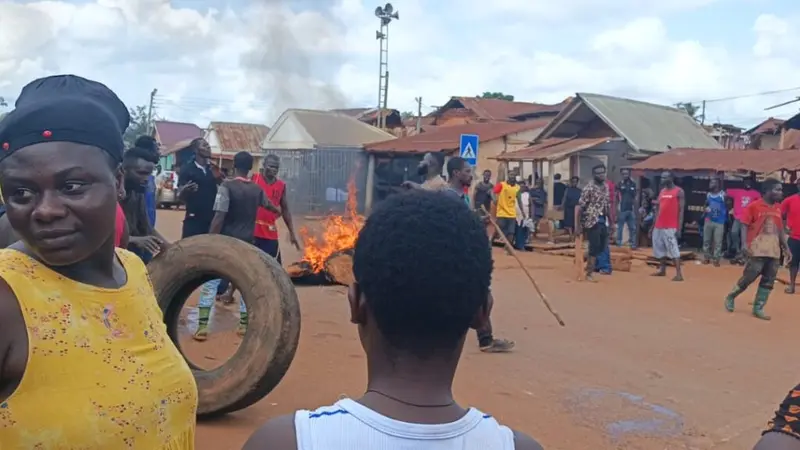 Sefwi Sayerano residents block road after alleged Police shooting leaves 2 dead, others injured