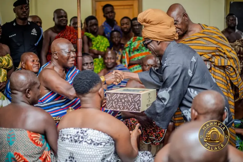 Kojo Antwi presents his new book to Otumfuo and Asantehemaa