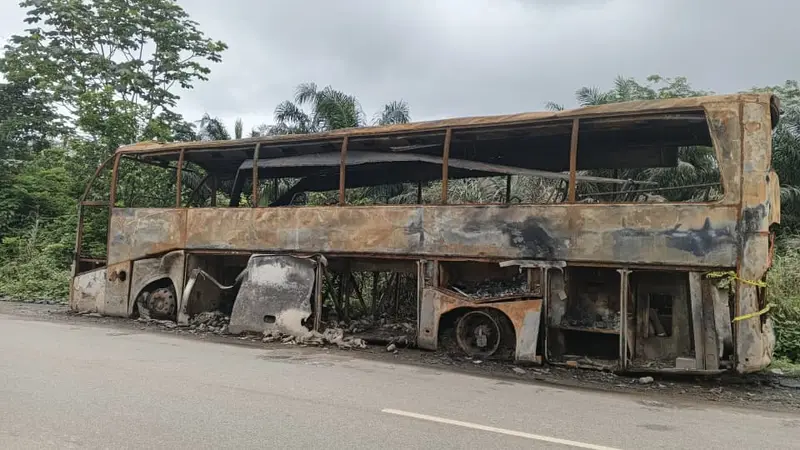 Wangara Krom residents appeal for removal of abandoned vehicle from Bogoso road