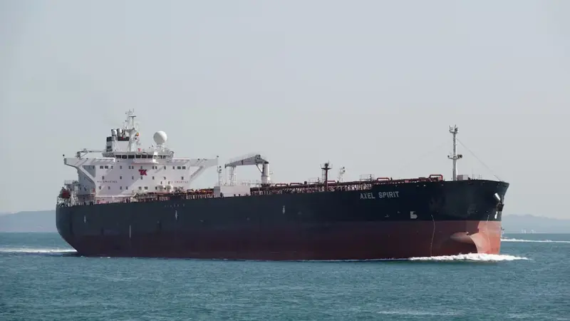 Iran and US hit tankers in biggest wave of attacks on shipping since war began