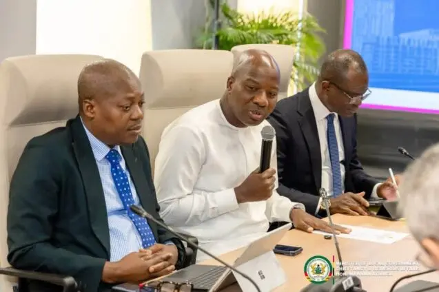Local Gov't Minister urges banks to help keep public spaces clean and green